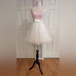 Size 4 adorable pink and white Sherri Hill cocktail with pearls